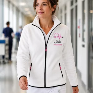 Polaire femme infirmière personnalisée blanche broderie rose Curalini en milieu hospitalier